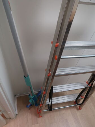 Trappestige, kost og svaber