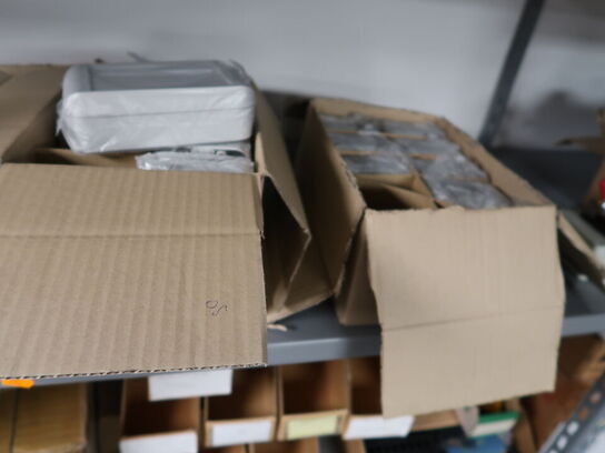 Stort lot med reoler og eketronik indhold (køber skal selv afmontere) (OBS står i kælder)