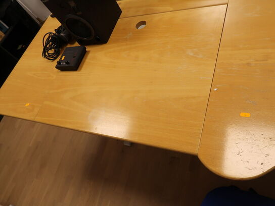 El Hæve/sænke skrivebord med skrivebordsstol (Tingene på bordet medfølger ikke)