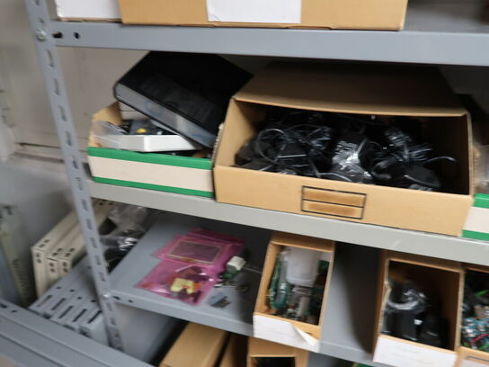 Stort lot med reoler og eketronik indhold (køber skal selv afmontere) (OBS står i kælder)