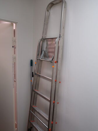 Trappestige, kost og svaber