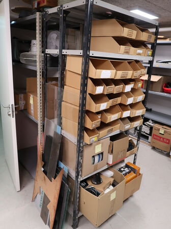 Stort lot med reoler og eketronik indhold (køber skal selv afmontere) (OBS står i kælder)