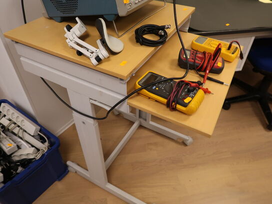 Arbejdsbord med udtæk (tingene på bordet medfølger ikke)