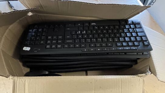 8 Keyboards LOGITECH + 3 Mus LOGITECH