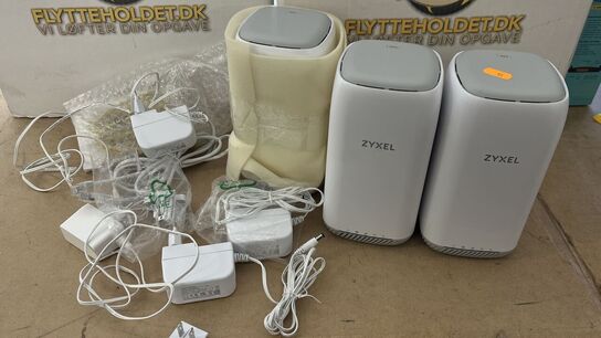 3 Stk. Router ZYXEL LTE5398-M904