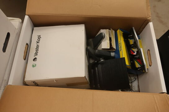 14 Flyttekasser med kontoraktikler