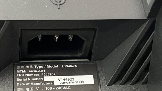 2 Stk. Skærme 19" SAMSUNG + LENOVO