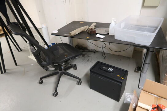 El. hæve/sænke skrivebord samt kontorstol