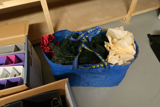 2 stk. kasser med ringbind, samt pose med julepynt