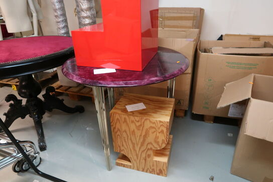 Trappetrin, bord, samt skammel