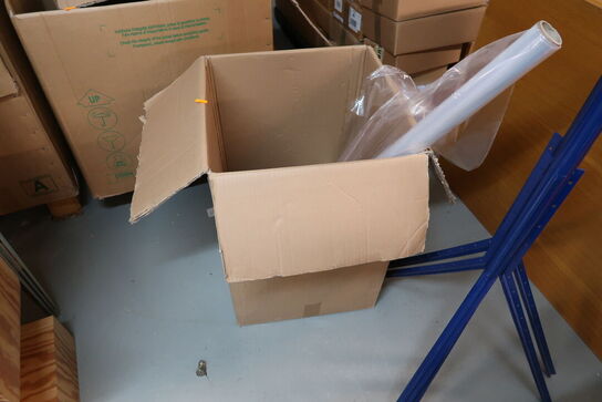 Div. Bøjler, alarmer til høj, plastikposer samt indpakningspapir