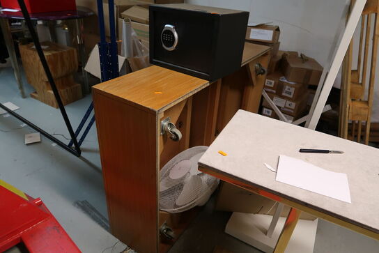 Bord, tøjstativ, podie