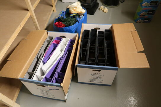 2 stk. kasser med ringbind, samt pose med julepynt