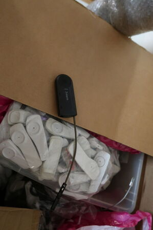 Div. Bøjler, alarmer til høj, plastikposer samt indpakningspapir