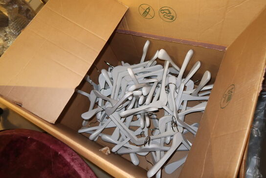 Div. Bøjler, alarmer til høj, plastikposer samt indpakningspapir