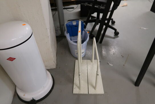 Skraldespand samt holder