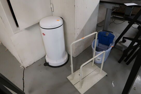 Skraldespand samt holder