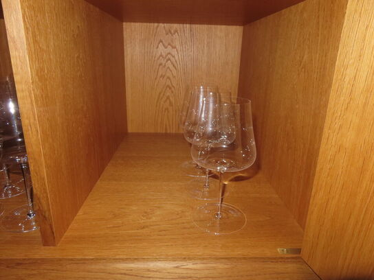 Diverse vinglas, vandglas, bestik, m.v.