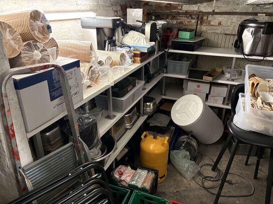 Indhold i kælderrum af diverse emballage, gastrobakker, køkkenmaskiner, m.v.