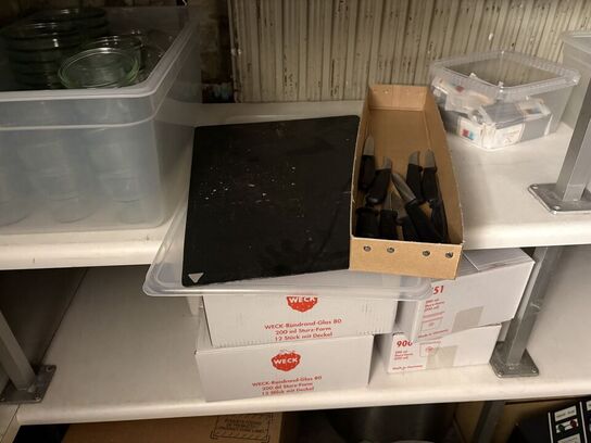 Indhold i kælderrum af diverse emballage, gastrobakker, køkkenmaskiner, m.v.