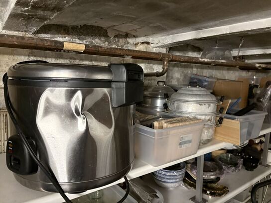 Indhold i kælderrum af diverse emballage, gastrobakker, køkkenmaskiner, m.v.