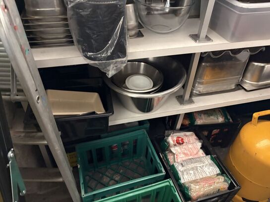Indhold i kælderrum af diverse emballage, gastrobakker, køkkenmaskiner, m.v.