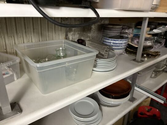 Indhold i kælderrum af diverse emballage, gastrobakker, køkkenmaskiner, m.v.