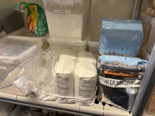 2 stk. Reoler med indhold