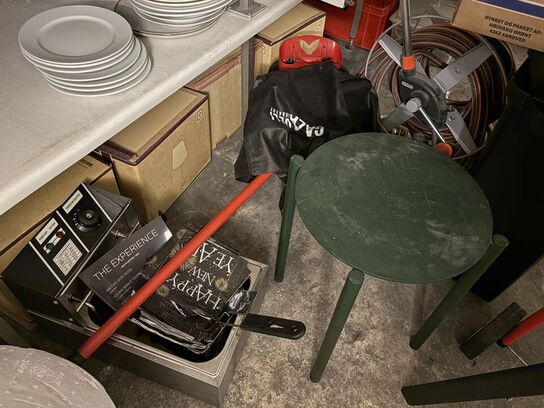 Indhold i kælderrum af diverse emballage, gastrobakker, køkkenmaskiner, m.v.