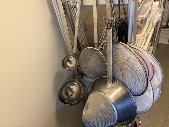 Diverse køkkenværktøj SIGTE, SKEER, SPRØJTEPOSER MV