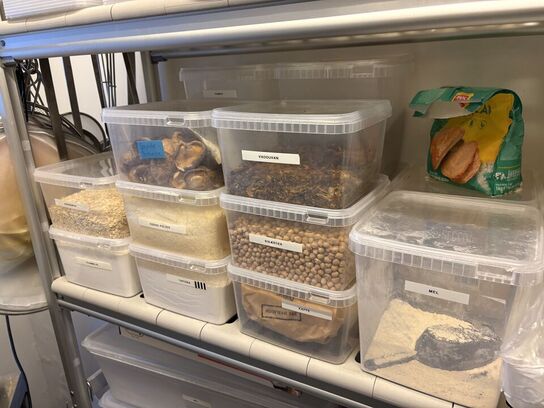 2 stk. Reoler med indhold