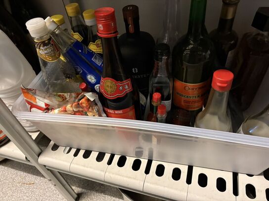 2 stk. Reoler med indhold