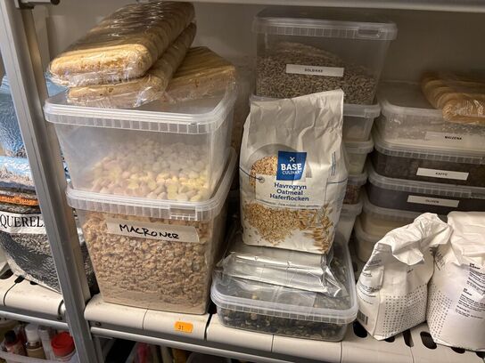 2 stk. Reoler med indhold