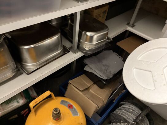 Indhold i kælderrum af diverse emballage, gastrobakker, køkkenmaskiner, m.v.