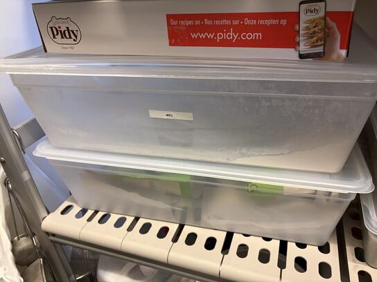 2 stk. Reoler med indhold