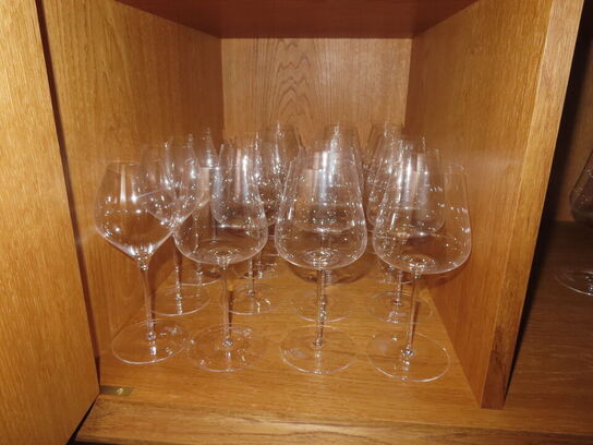 Diverse vinglas, vandglas, bestik, m.v.