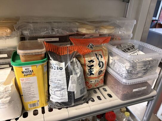 2 stk. Reoler med indhold