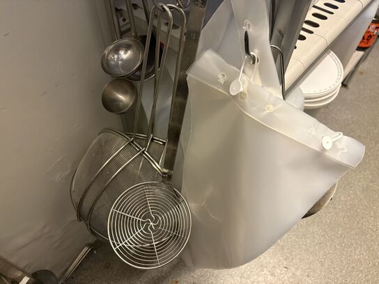 Diverse køkkenværktøj SIGTE, SKEER, SPRØJTEPOSER MV