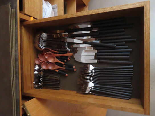 Diverse vinglas, vandglas, bestik, m.v.