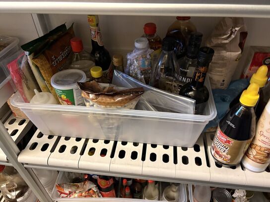 2 stk. Reoler med indhold