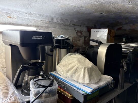 Indhold i kælderrum af diverse emballage, gastrobakker, køkkenmaskiner, m.v.