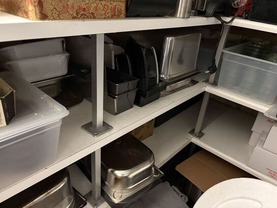 Indhold i kælderrum af diverse emballage, gastrobakker, køkkenmaskiner, m.v.