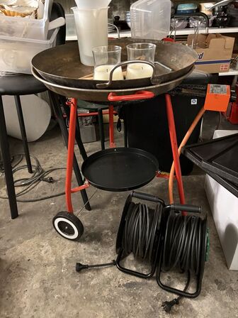 Indhold i kælderrum af diverse emballage, gastrobakker, køkkenmaskiner, m.v.