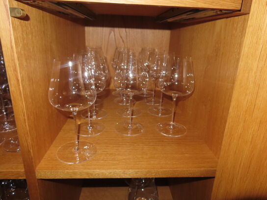 Diverse vinglas, vandglas, bestik, m.v.