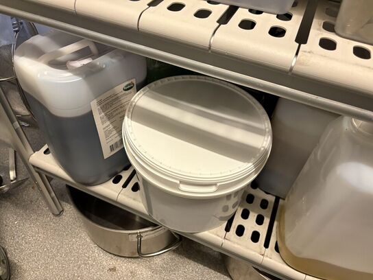 2 stk. Reoler med indhold