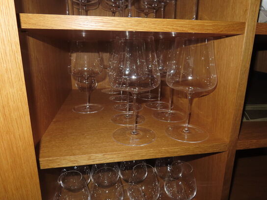 Diverse vinglas, vandglas, bestik, m.v.