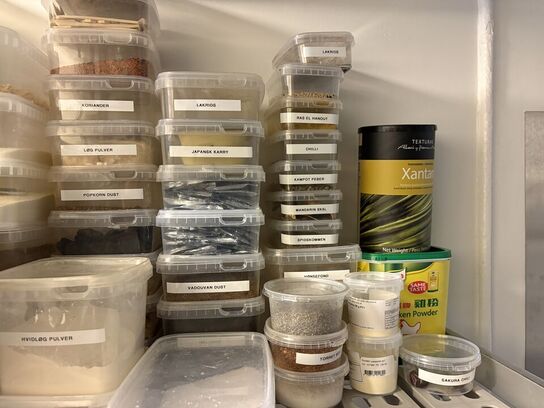 2 stk. Reoler med indhold