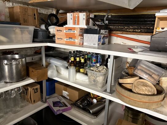 Indhold i kælderrum af diverse emballage, gastrobakker, køkkenmaskiner, m.v.