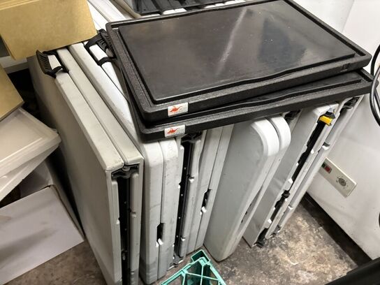 Indhold i kælderrum af diverse emballage, gastrobakker, køkkenmaskiner, m.v.