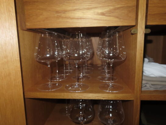 Diverse vinglas, vandglas, bestik, m.v.